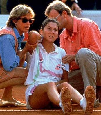 Фанат ранил Монику Селеш